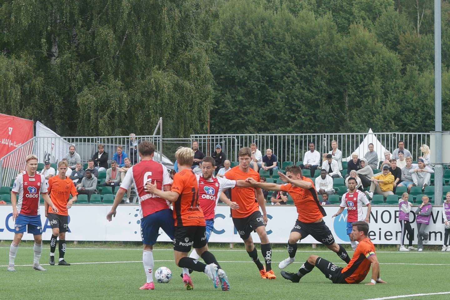 Johannes Nunez fintet vekk et par Åsane-spillere før han sendte ballen via stolpen og i bakhodet på Åsanes keeper og i mål.
