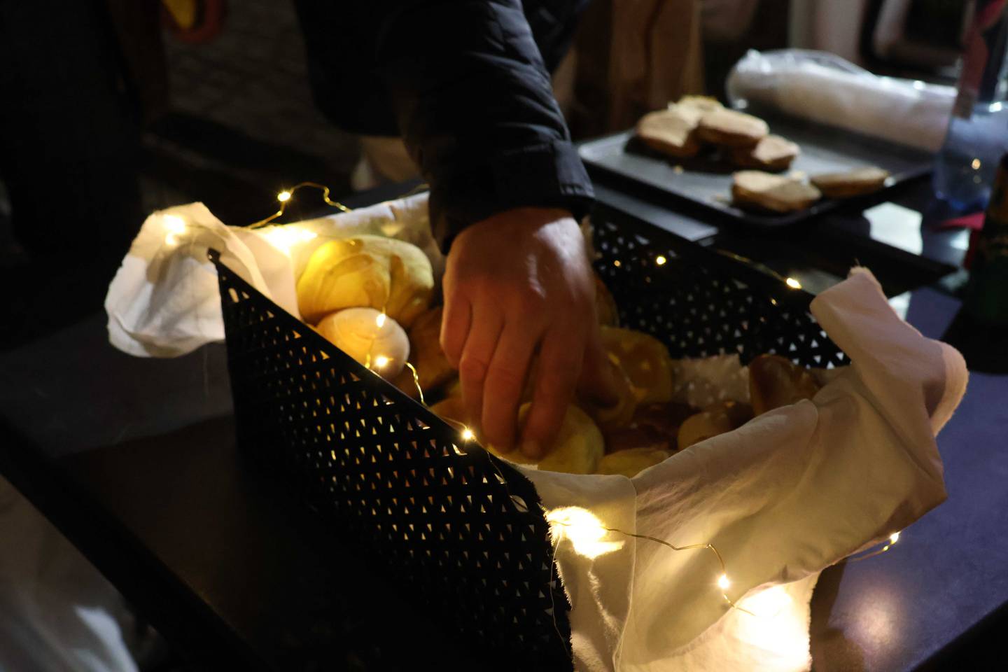 Bostedsløse i Bergen. Kveldsvakten deler ut mat til rusmiljøet hver tirsdag kveld. Her forsyner en seg av lussekattene.