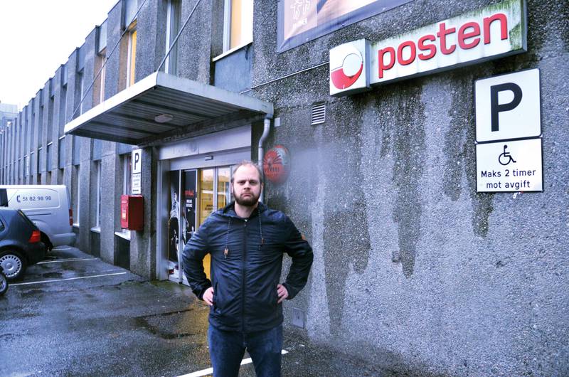 Mímir Kristjánsson i Rødt er kritisk til at Posten stadig legger ned flere postkontorer. I september 2022 legger Stavanger sentrum ned, som det siste i fylket.Alle foto: Arne Birkemo