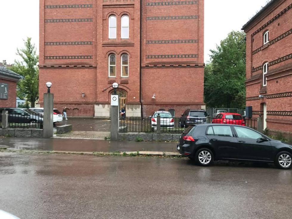 Det er begrensede parkeringsmuligheter ved Vålerenga skole.