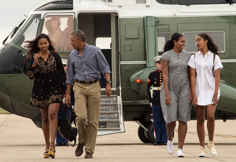 Barack Obama, Michelle Obama og døtrene Malia og Sasha etter fjorårets sommerferie ved Martha’s Vineyard. Nå tar en ny førstefamilie over Det hvite hus.