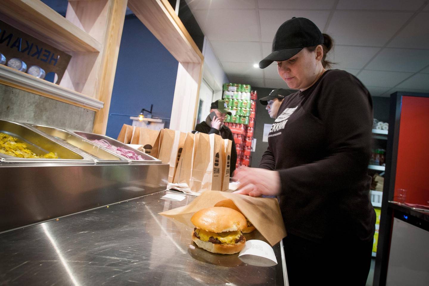 Linn Haga pakker inn Butter Burger hos Hekkan Burger, som er deres rett til 100 kroner under 100-Ugå.