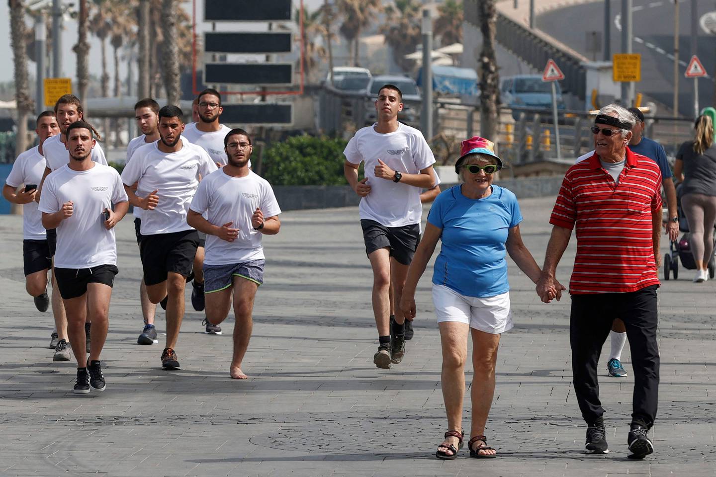 Israelere trener og går tur i Tel Aviv søndag, uten munnbind.