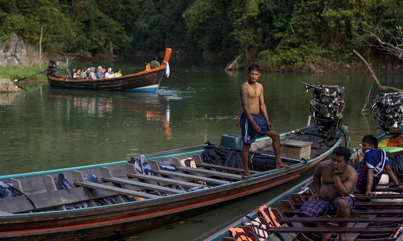 Slik reiser man med båt gjennom Khao Soks jungler. FOTO: JONAS GRATZER/RESPRESS
