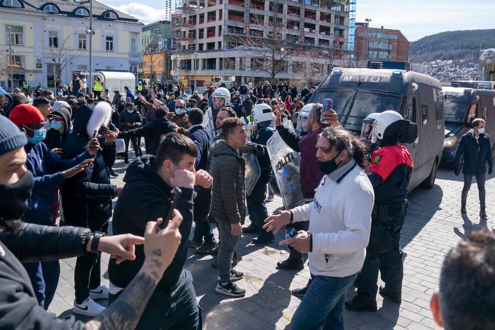 Motdemonstranter prøvde å stoppe SIAN (Stopp Islamiseringen av Norge) fra å demonstrere på Strømsø Torg i Drammen.