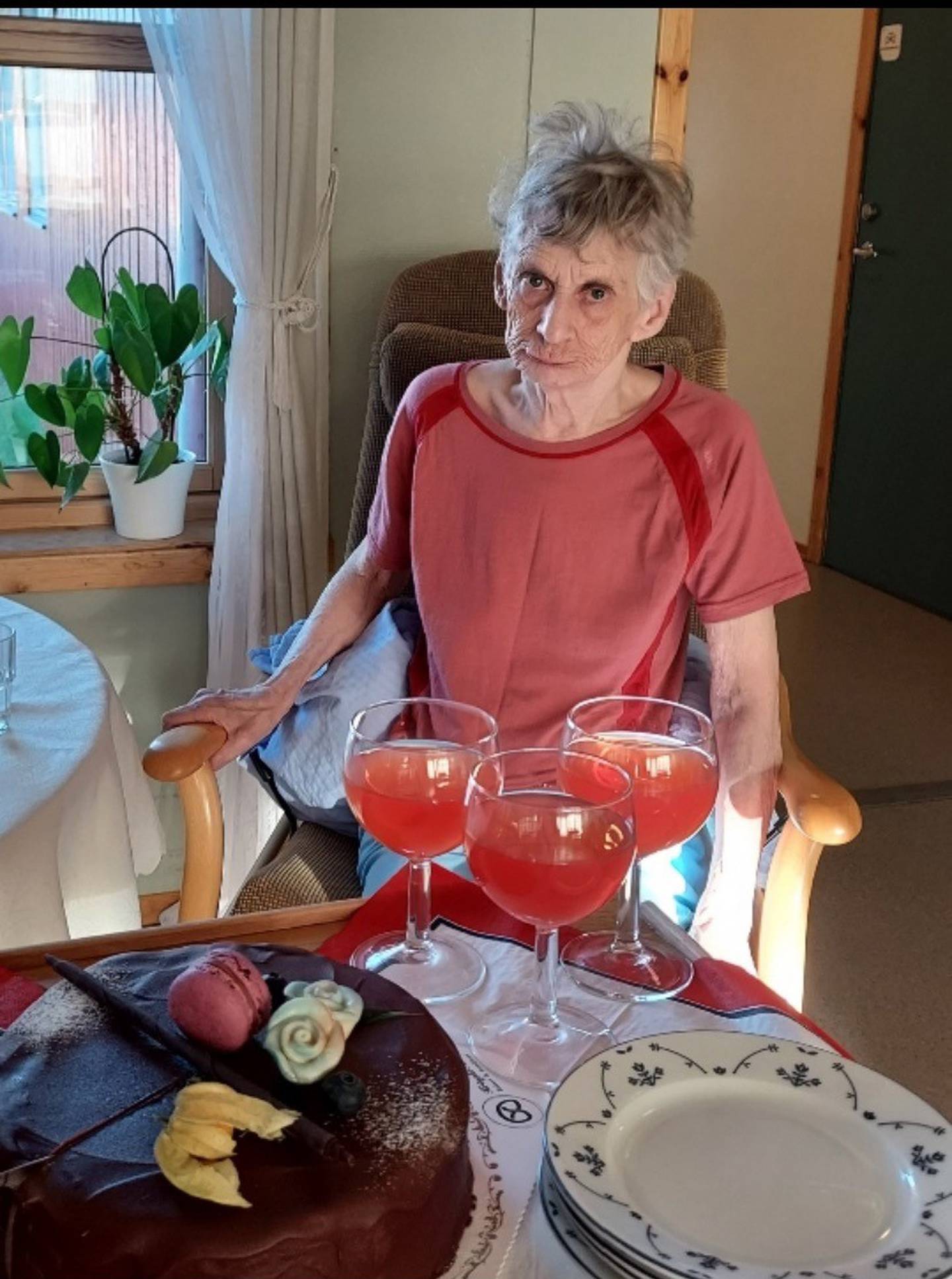 Magnhild Sofie Larsen (77) sitter alene på sykehjem i Sortland kommune i Nordland mens barna og barnebarna kjemper for å få henne hjem til et sykehjem i Sandnes. Så langt har 77-åringen ventet i åtte måneder, mens helsen bare blir verre.