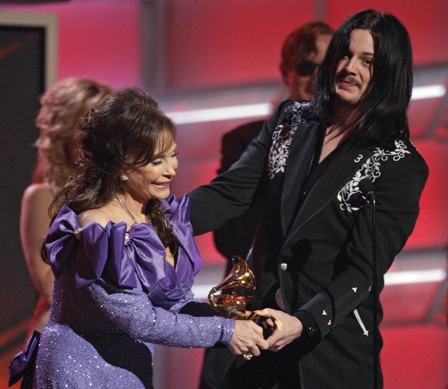 Loretta Lynn og Jack White med Grammy-prisen for beste countryalbum i 2004.