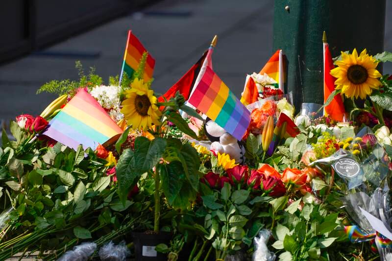 Folk har lagt ned blomster og pride-flagg etter det i natt ble avfyrt flere skudd i 1.15-tiden på utsiden av London pub i sentrum av Oslo, der flere ble skadd og to drept.