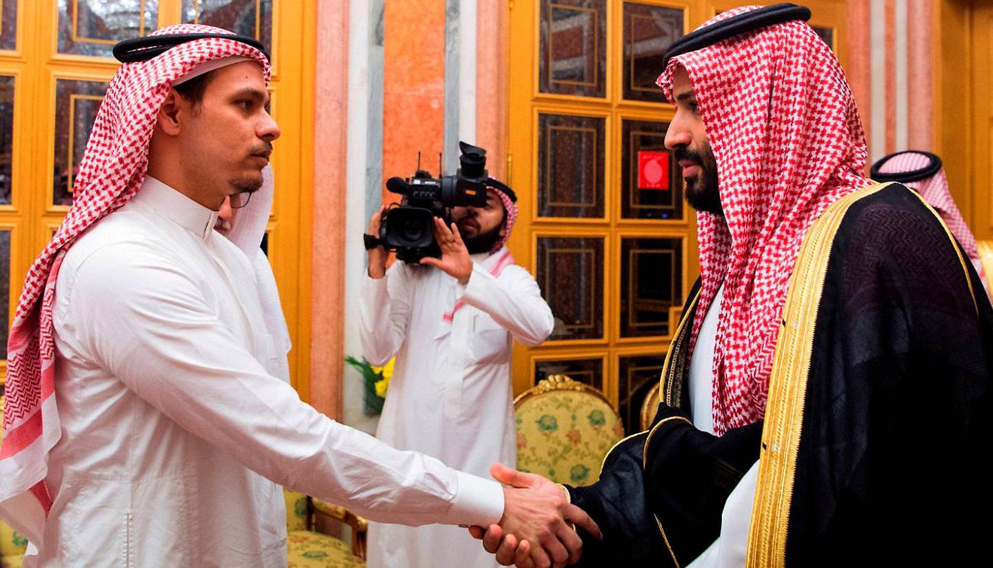 YDMYKELSE: Salah Khashoggi, sønnen til den drepte Jamal Khashoggi, ble tirsdag hentet til kongepalasset der han pent måtte håndhilse på kronprins Muhammad bin Salman. FOTO: NTB SCANPIX