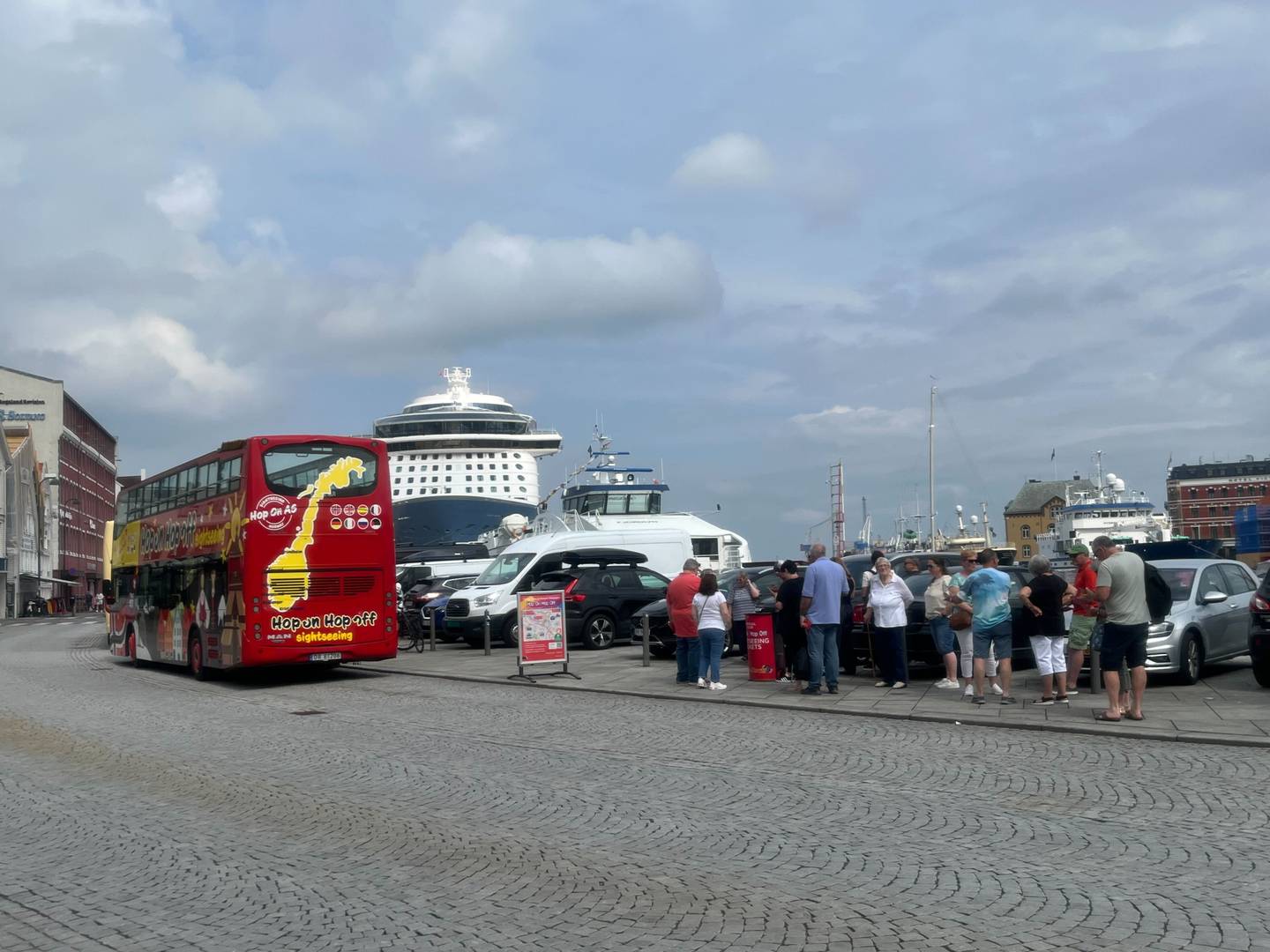 Cruisebåt, sightseeing-buss og turister i Stavanger sentrum
