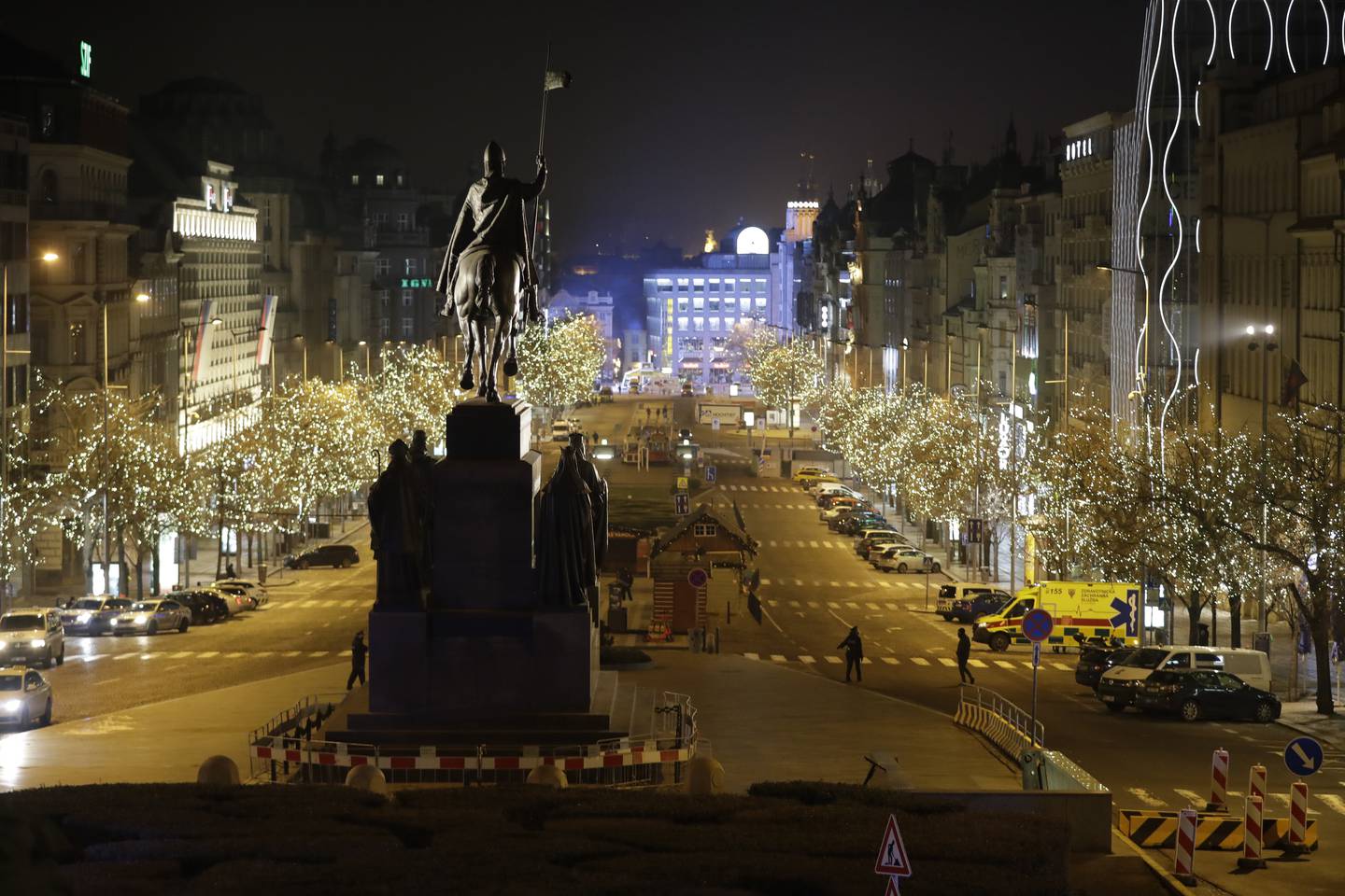 Regelverket som ble tatt i bruk i Tsjekkia tidligere i år, skal blant annet bidra til mindre lyslekkasje fra monumenter som blir kunstig opplyst. Bildet viser Wenceslas-torget i hovedstaden Praha.