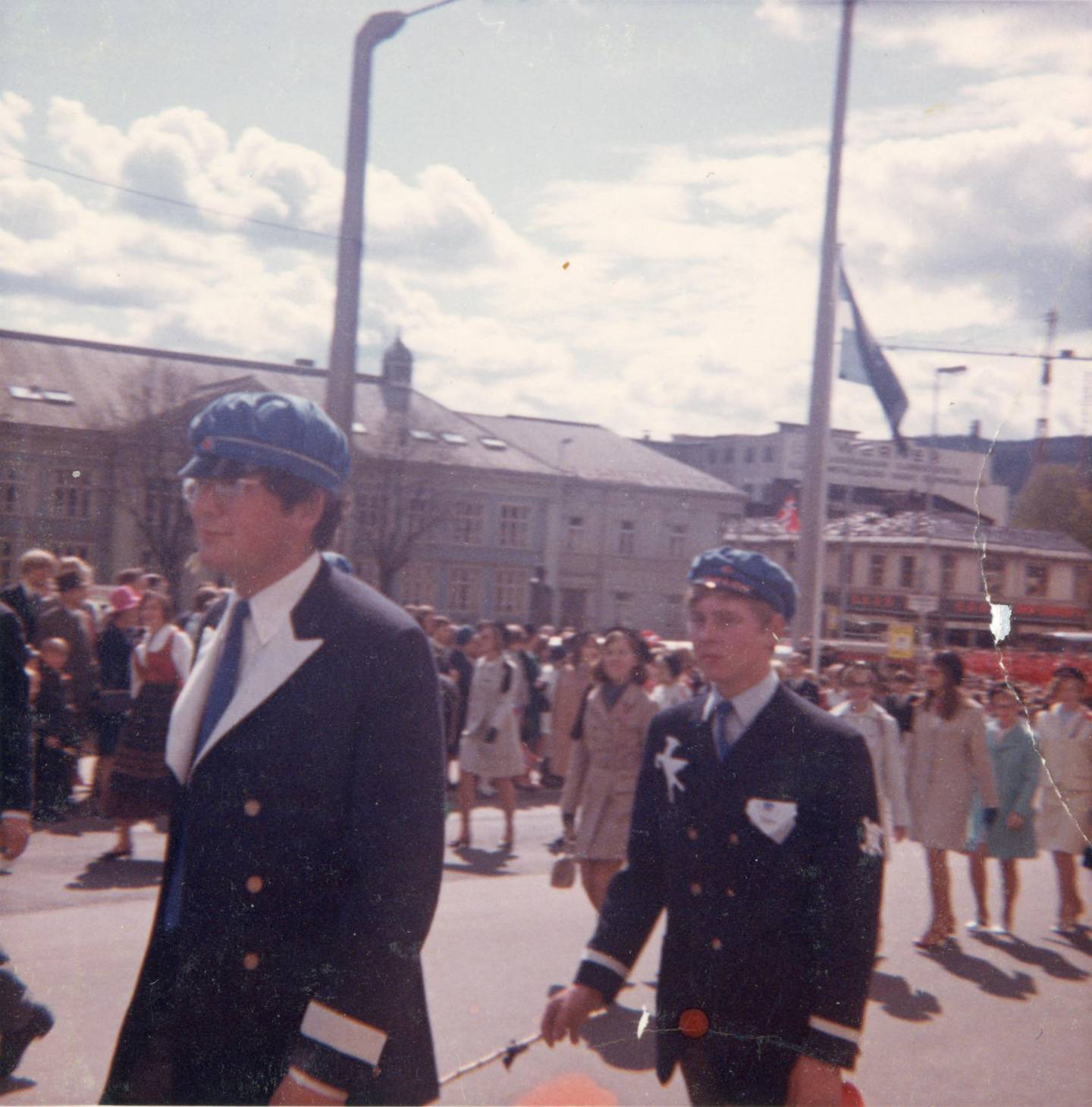 Nils var redaktør av russeavisa ved Drammen gymnas i 1969. Her i russetoget over Strømsø torg 17. mai. Drammen byarkiv. Foto: Felix Pribyl.
