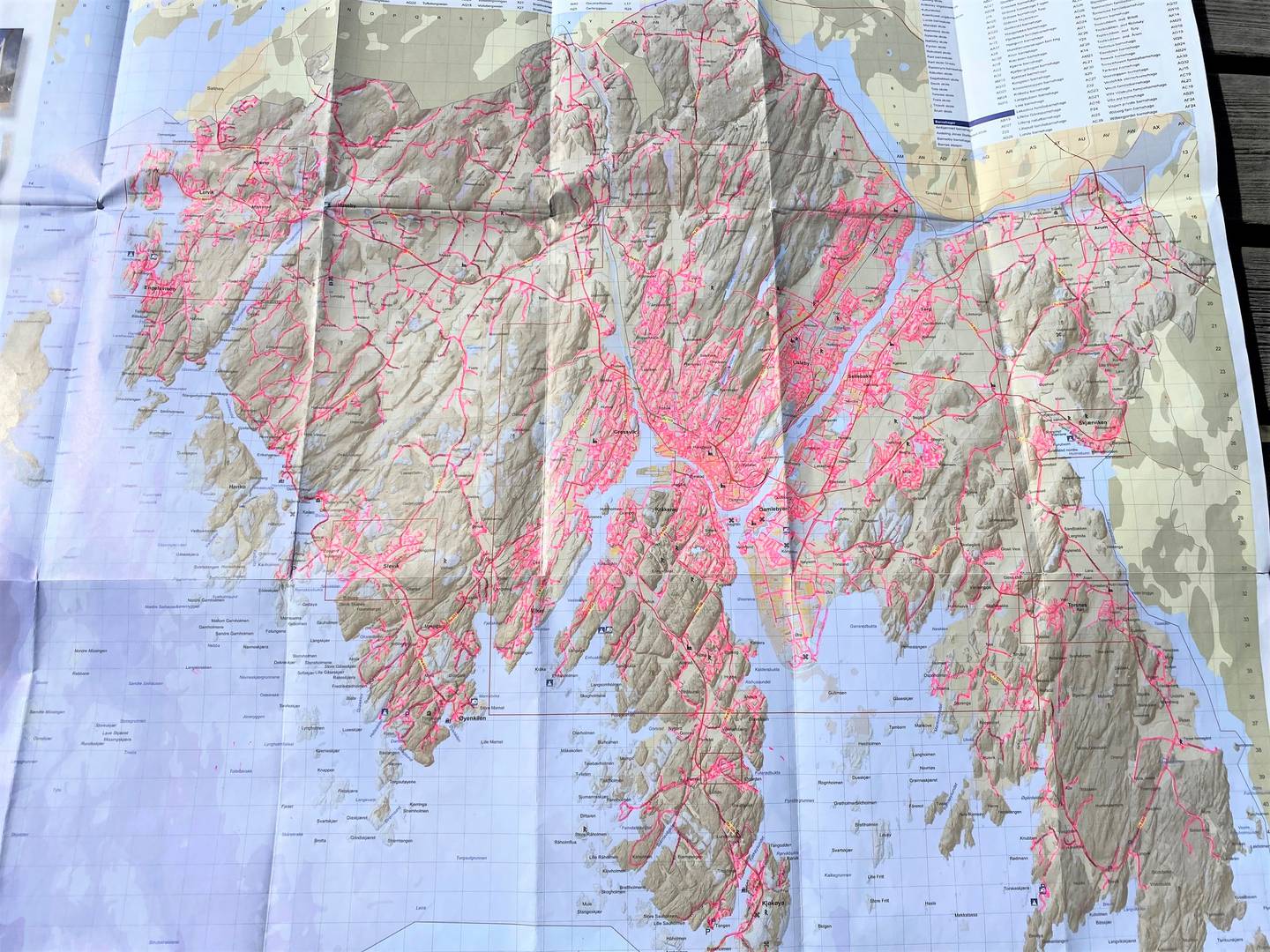 Det velbrukte Fredrikstad-kartet med alle gater og veier markert i rosa for fullført.