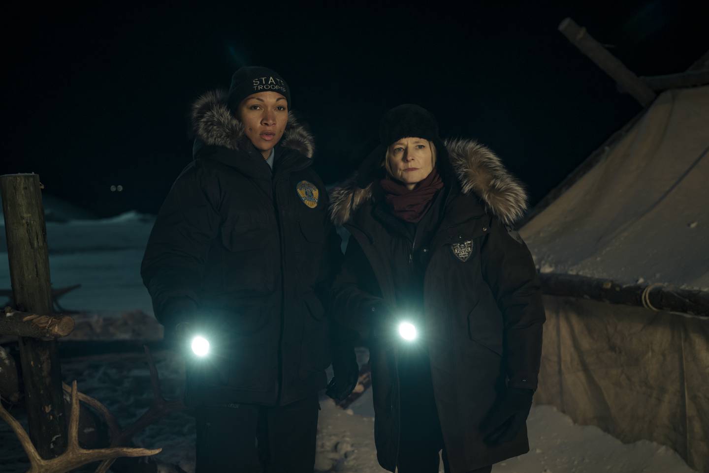 Detektivene Evangelinge Navarro (Kali Reis) og Liz Danvers (Jodie Foster) får en forsvinningssak i hendene i det isolerte, mørke og kalde Alaska-samfunnet Ennis i den nye sesongen av «True Detectives»