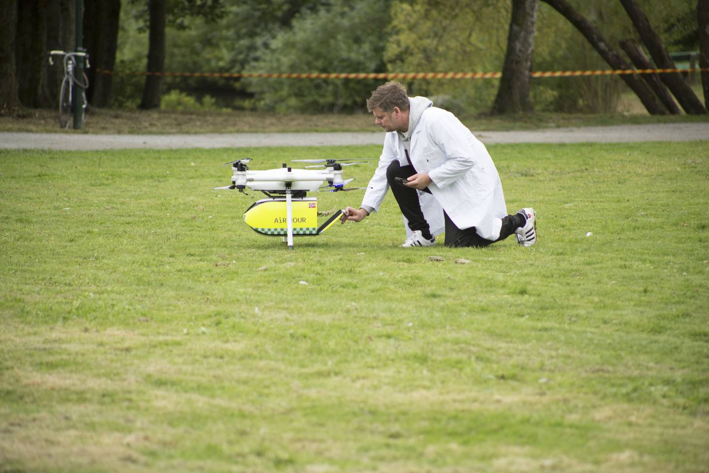 Her demonstreres det hvordan dronen kan bli brukt til å frakte medisin.
