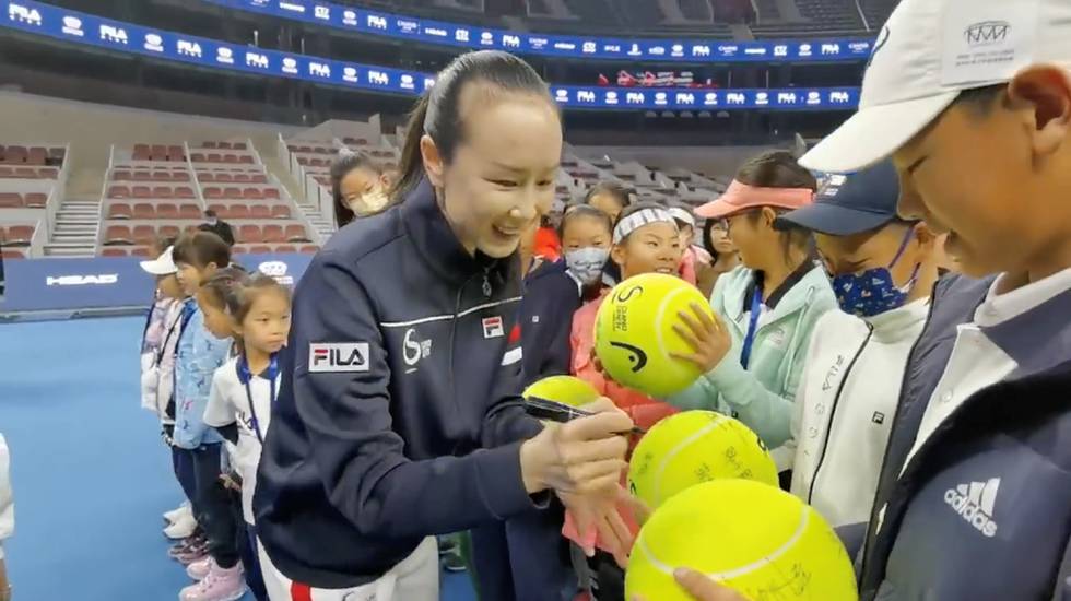 Peng Shuai dukket smilende opp på et tennissenter i Beijing 21. november. Men hvor står saken hennes?