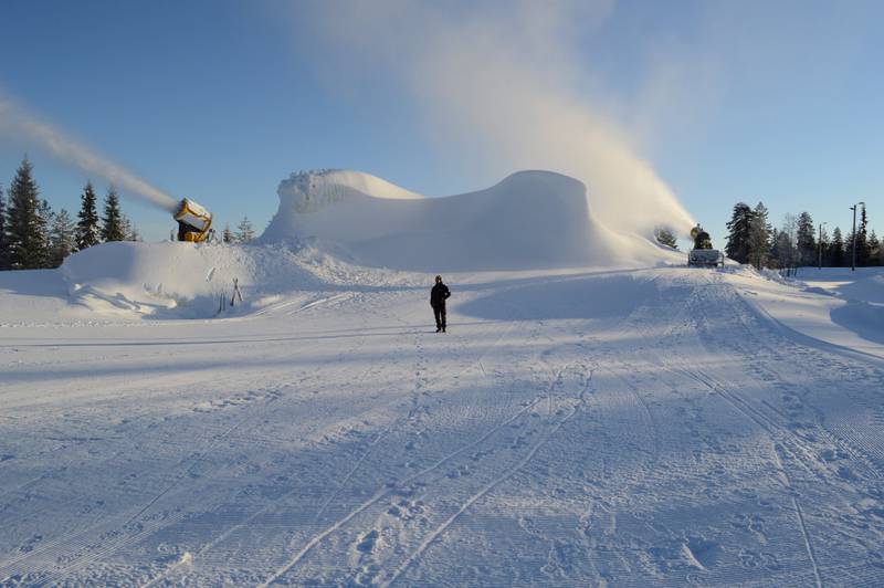 I snøfattige vintre blir kunstsnøproduksjon stadig viktigere. På Trysil lagrer de også snø. FOTO: OLE TANGNÆS