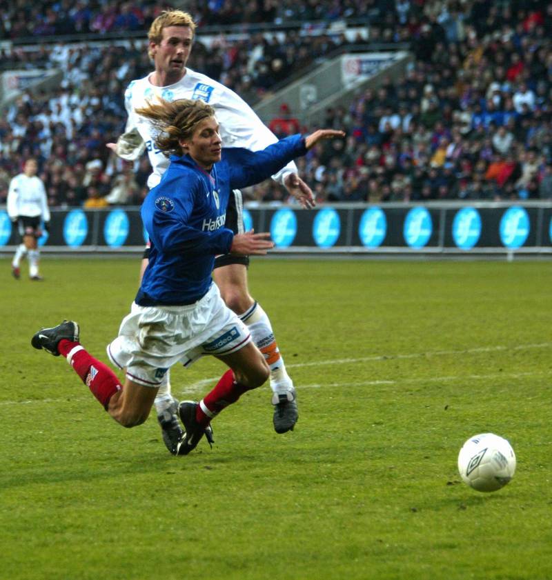 Tobias Grahn ønsker seg straffespark i duell med Ronny Deila under cupfinalen i 2002. Det fikk han ikke.