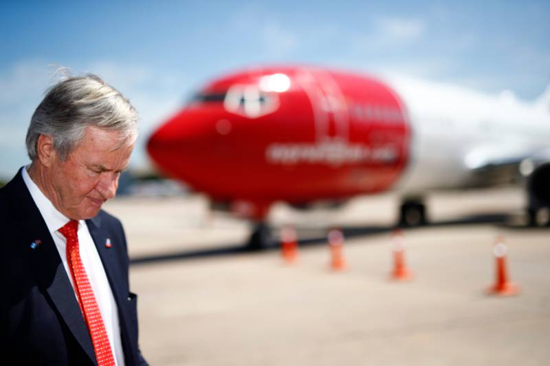Bjørn Kjos foran et Norwegian-fly på flyplassen i Buenos Aires. Foto: Heiko Junge / NTB scanpix