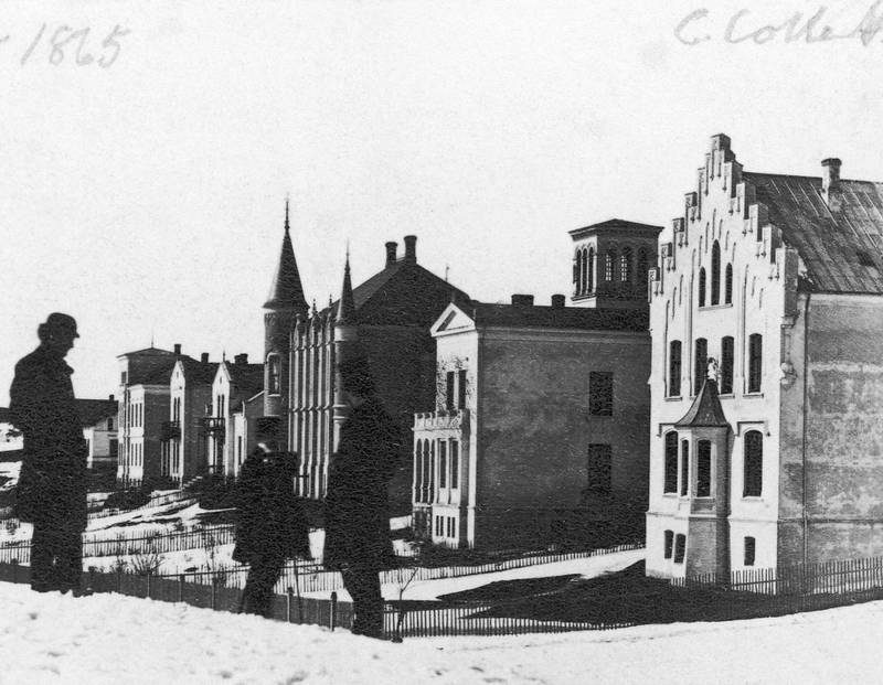 Husa i Josefines gate 9–19 kunne minne om slott, kirker og kaker, fotografert cirka 1865.