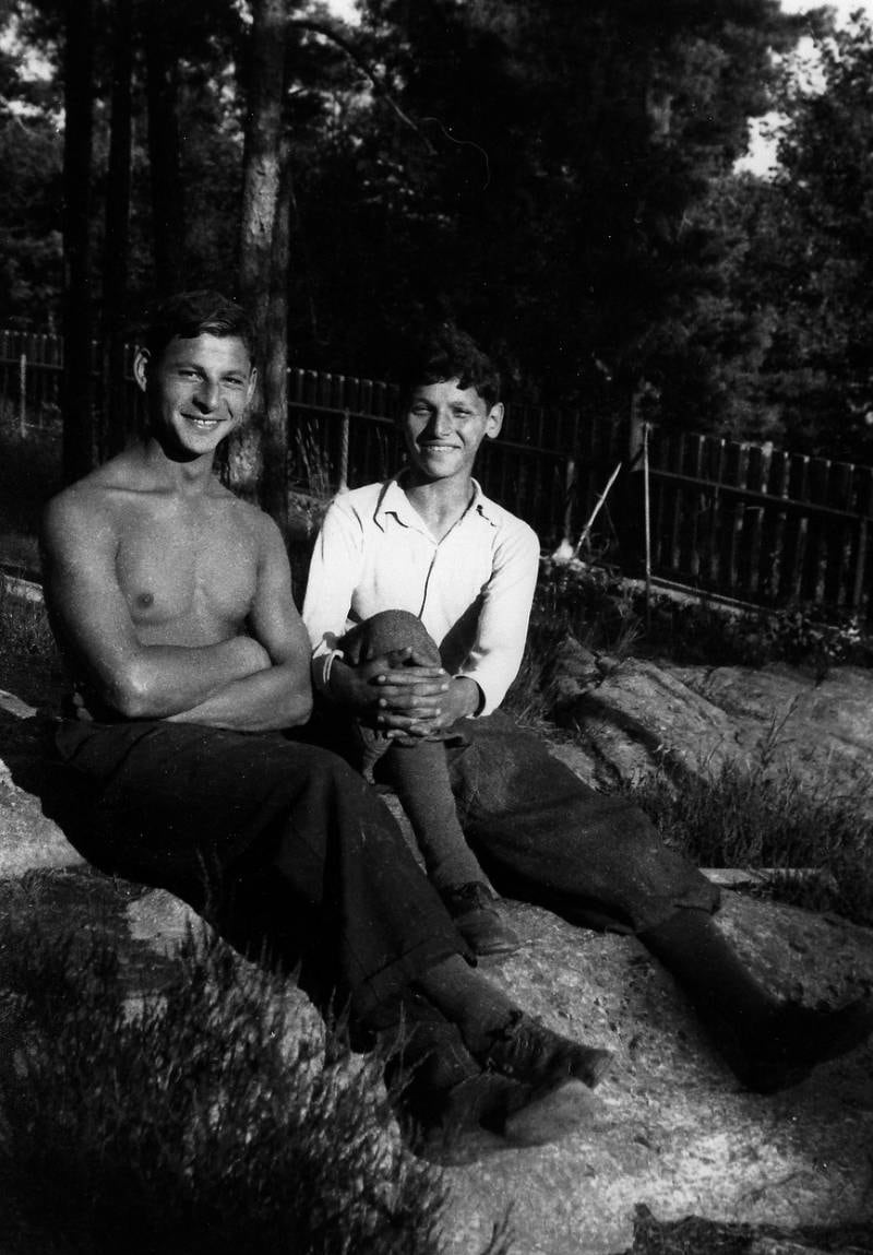 David og Herman (brødre til Moritz) på tomta i Jotunveien. FOTO: PRIVAT