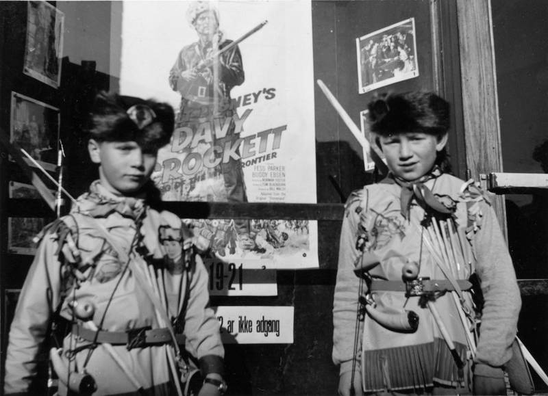 To gutter utenfor Saga kino med Davy Crockett-kostyme, ca 1955. 