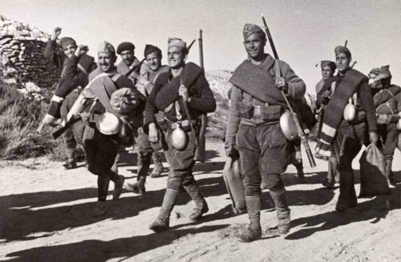 Soldater fra den spanske folkemilitsen på vei mot fronten og kampen mot Franco.