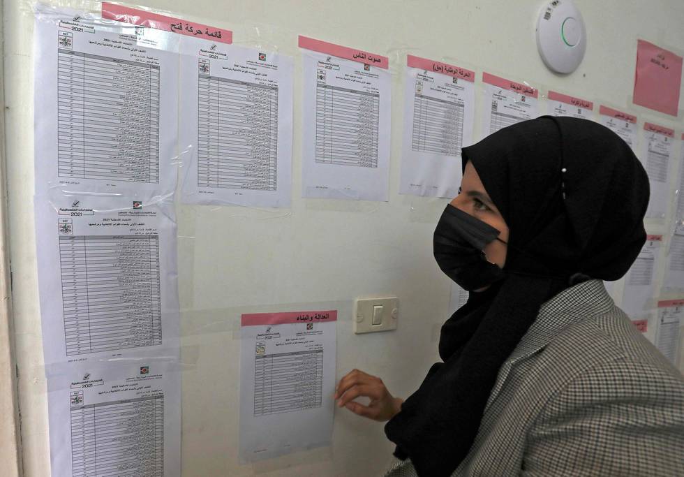 Valgkommisjonen i Palestina viser fram valglister på det lokale valgkontoret i Ramallah på den okkuperte Vestbredden.