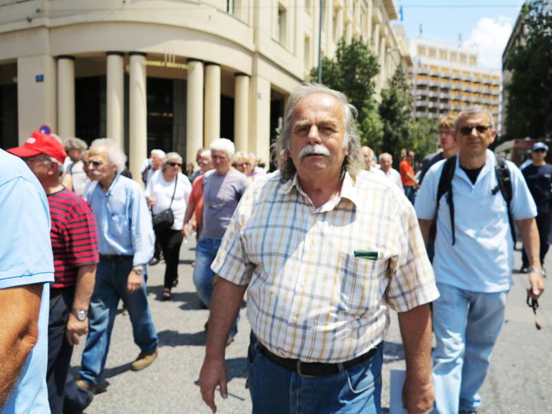 – Vi er ikke late eller dumme, sier Christos Lempesis (65), en av de sinte pensjonistene som marsjerer gjennom Atens gater: FOTO: Iselin Stalheim Møller