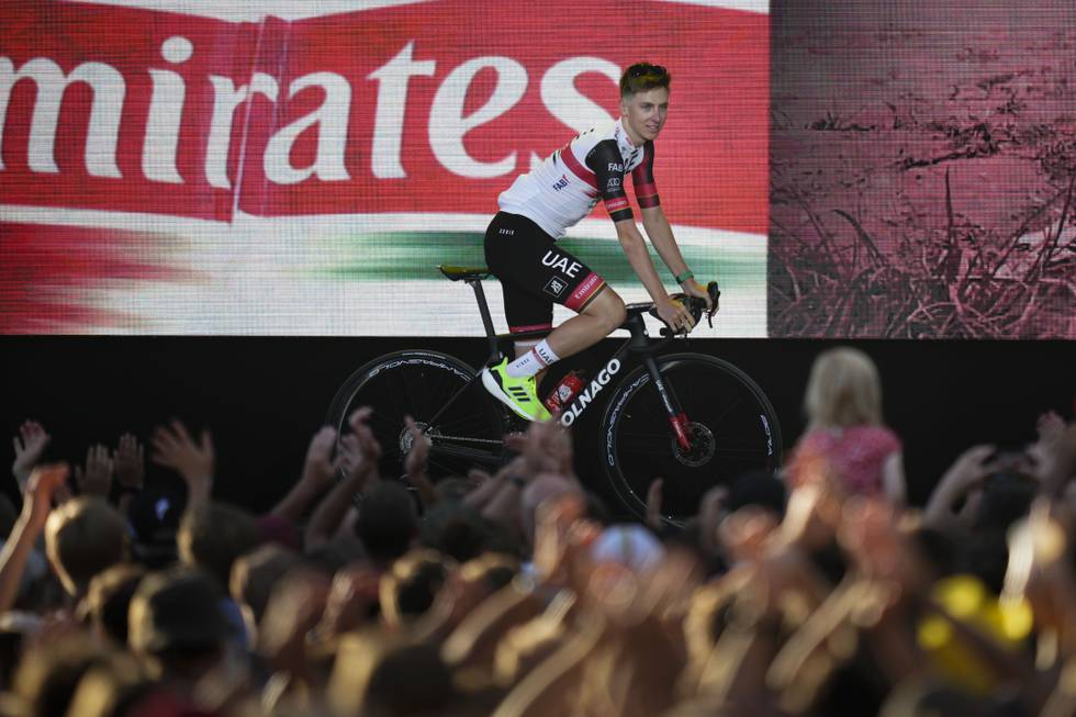 Tour de France-mester Tadej Pogacar starter fredagens åpningstempo tidligere enn vanlig. Foto: Daniel Cole / AP / NTB