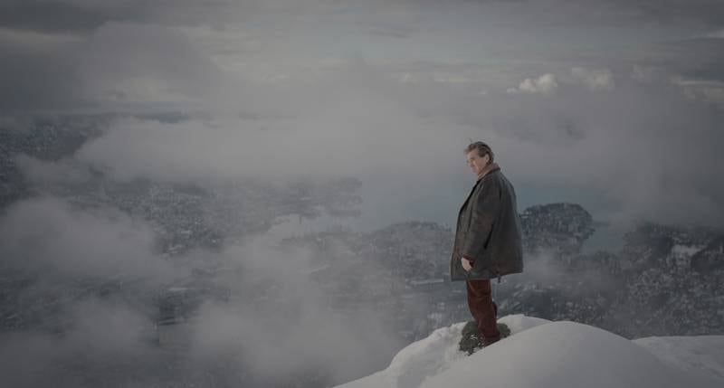 Val Kilmer som eks-etterforsker Gert Rafto skuer ut over Bergen fra Ulrikens topp.