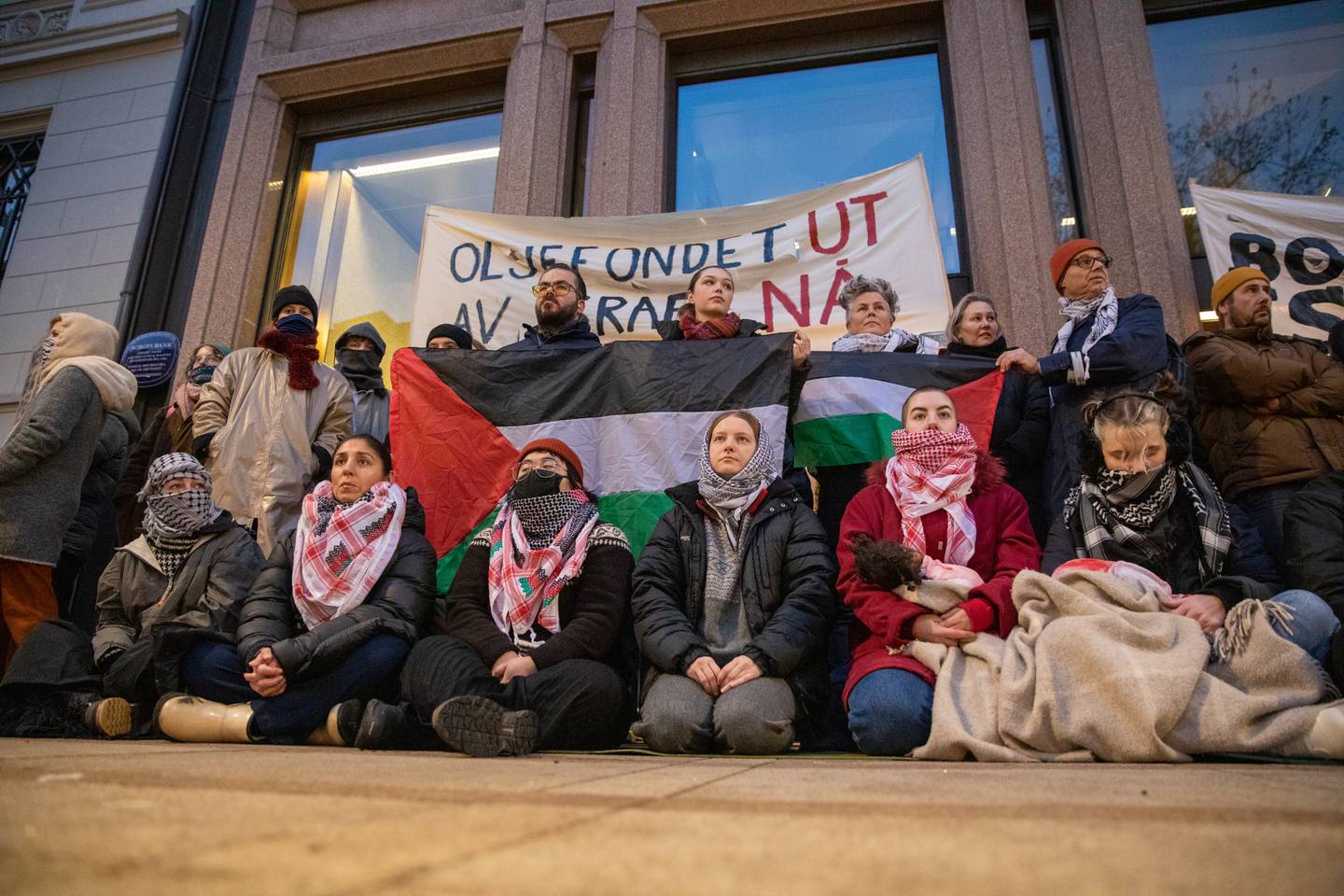 Aktivister fra Palestinakomiteen har hatt en rekke demonstrasjoner i Norge siden Israels bakkeinvasjon av Gazastripen. Her fra en blokkering av Norges Bank i protest mot Oljefondets investeringer.