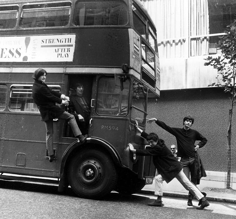 Mer engelsk ble ikke noe band. Ray Davies (t.h.) og The Kinks stoppet bussen i 1964.