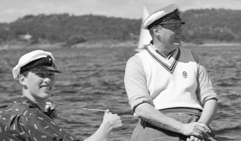 Arendal 1954: Kronprins Olav og prins Harald deltar sammen i en regatta. Foto: NTB SCANPIX