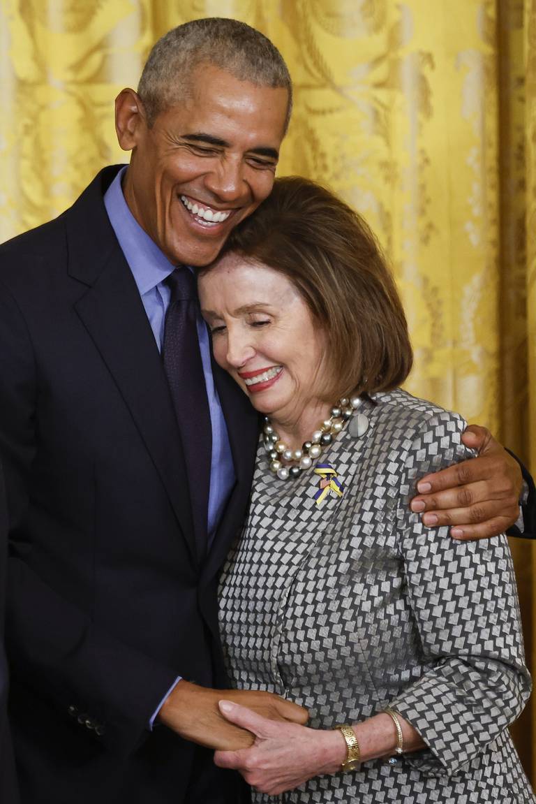 Pelosi var viktig i arbeidet med Obamacare. Her fra april 2022, da eks-president Barack Obama og Pelosi deltok i en markering av Obamacare, som ble signert i 2010.