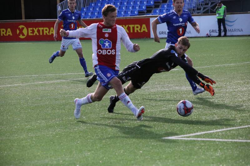 Håkon Stavrum runder elegant keeper og scorer kampens eneste mål.