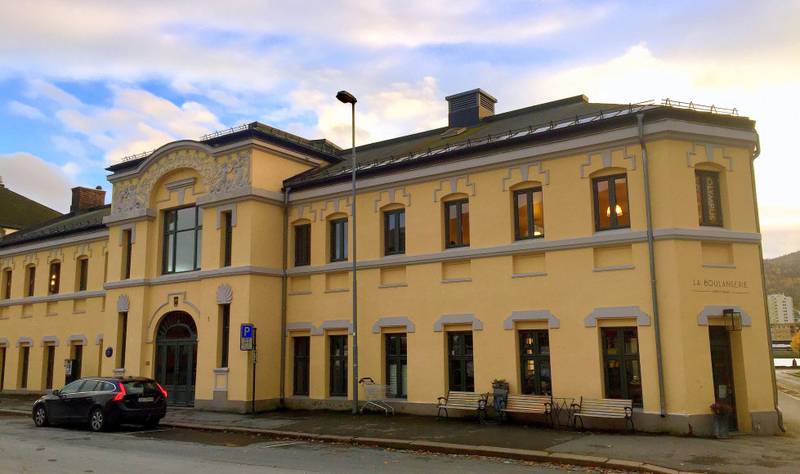 Innebadet: Bygningen som i mange år huset Drammen kommunale bad het bare Innebadet. Her satt damene og fønte håret, røyka, leste blader og sminket seg.