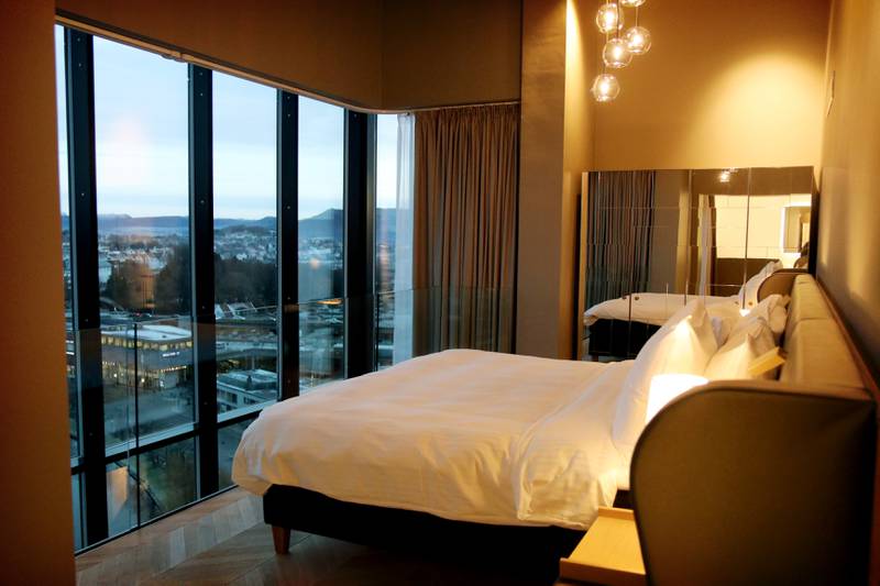 Suiten i 13. etasje har vindu fra gulv til tak og utsikt over hele byen. Foto: Tone Helene Oskarsen