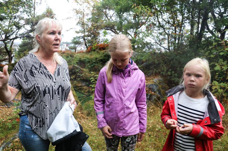 Aud Knudsen med barnebarna Victoria Joacobsen (9) og Nora Knudsen Brustad (7).