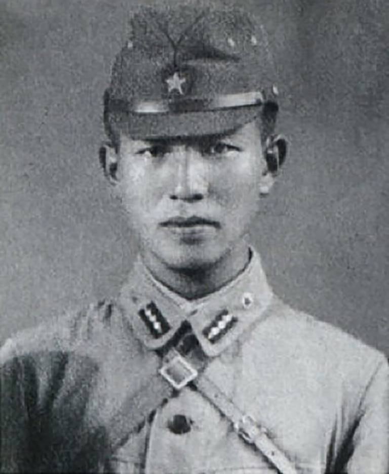 Hiroo Onoda ble født i en liten landsby sør i Japan i 1922. Han vervet seg i ung alder til den keiserlige japanske hær.