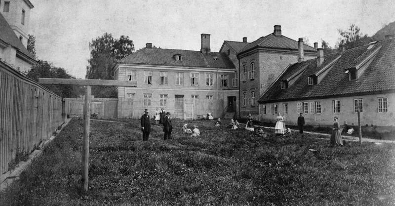 OSLO SINDSYGEASYL CIRKA 1870 – 1880: Først på tampen av 1790-tallet ble det anlagt en luftegård der pasientene kunne trekke frisk luft og få litt  bevegelse.