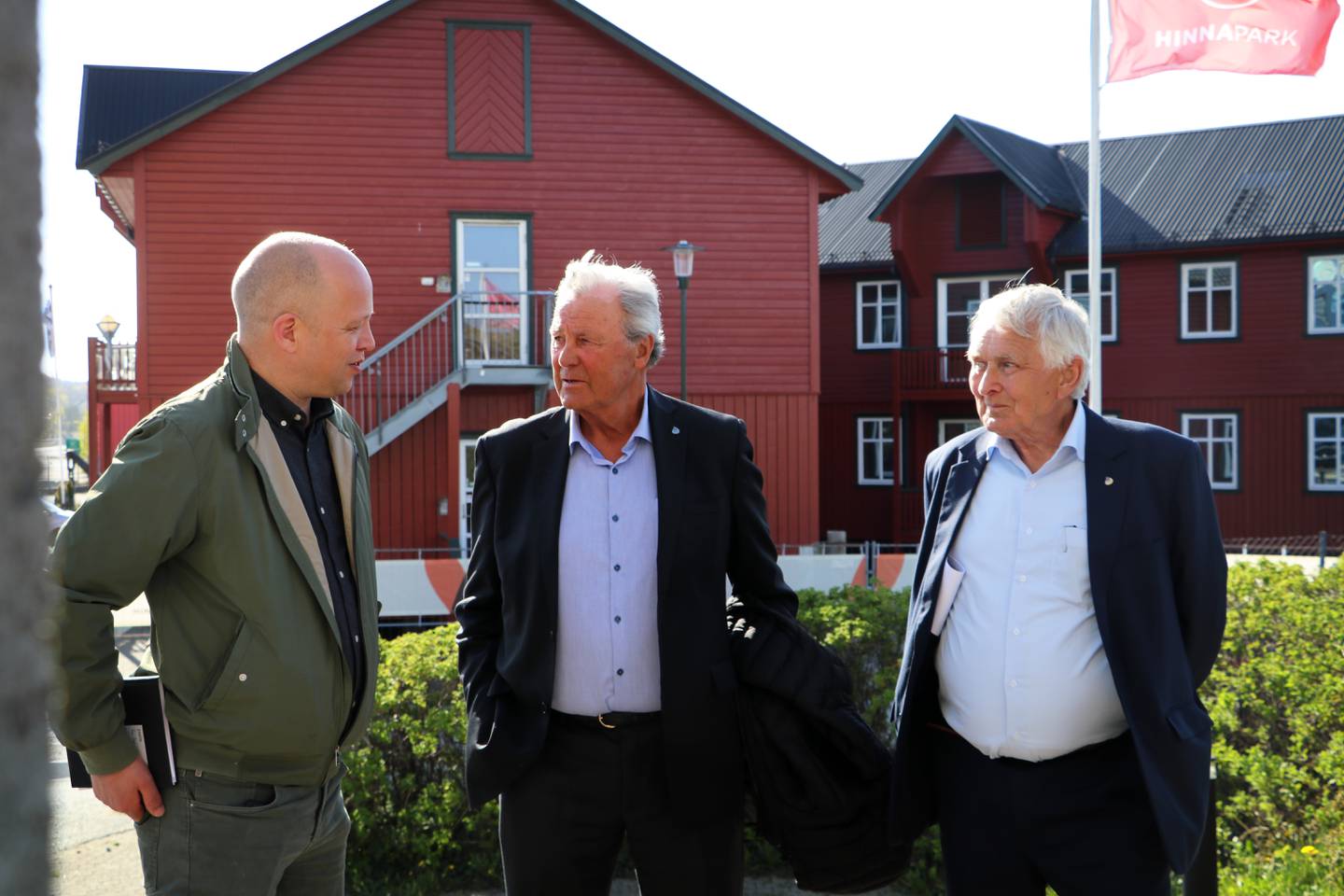 Mandag møtte finansminister Trygve Slagsvold Vedum (t.v.) oljepionerene Rolf «Rocky» Øverland og Henry Munkejord i Jåttåvågen.