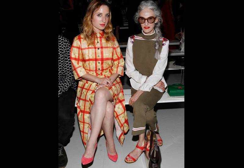 Butikkeier og stylist 67-åringen Linda Rodin (t.h) sammen med Zoe Lister Jones under en visning i New York.