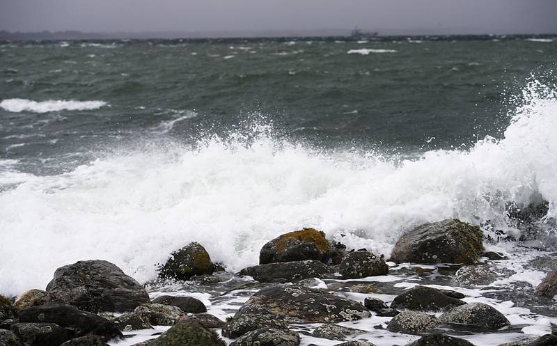 Askøy  20171208.
Regn, kraftig vind og  store bølger ved Herdla nord på Askøy.
Foto: Marit Hommedal / NTB scanpix