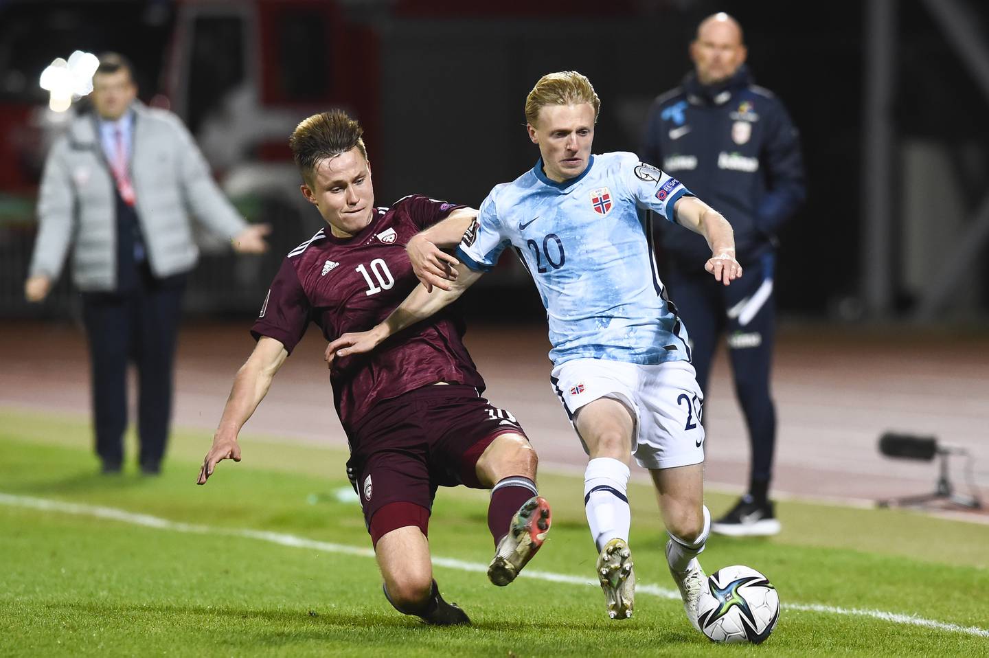 Latvias  Janis Ikaunieks i duell med Mats Møller Dæhli på Daugava Stadium i Riga.