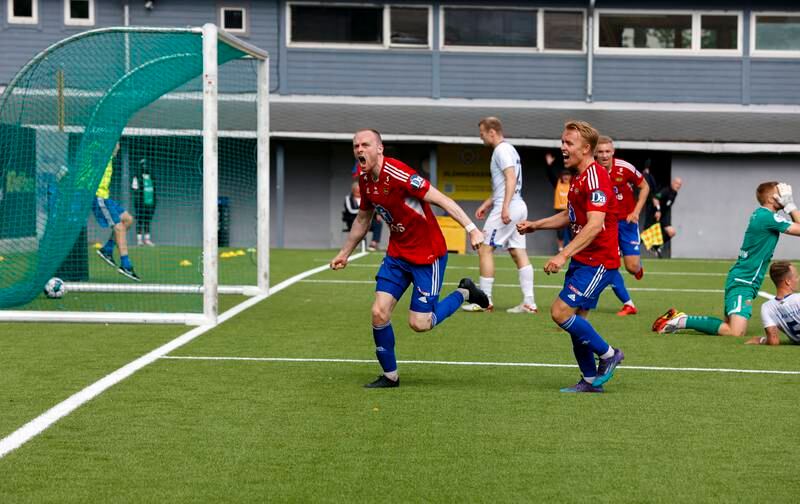 Her avgjøres dramaet på Nordre Åsen. Bendik Rise har satt ballen i mål fem minutter på overtid. Grorud-keeper Simen Lillevik (t.h.) fortviler.