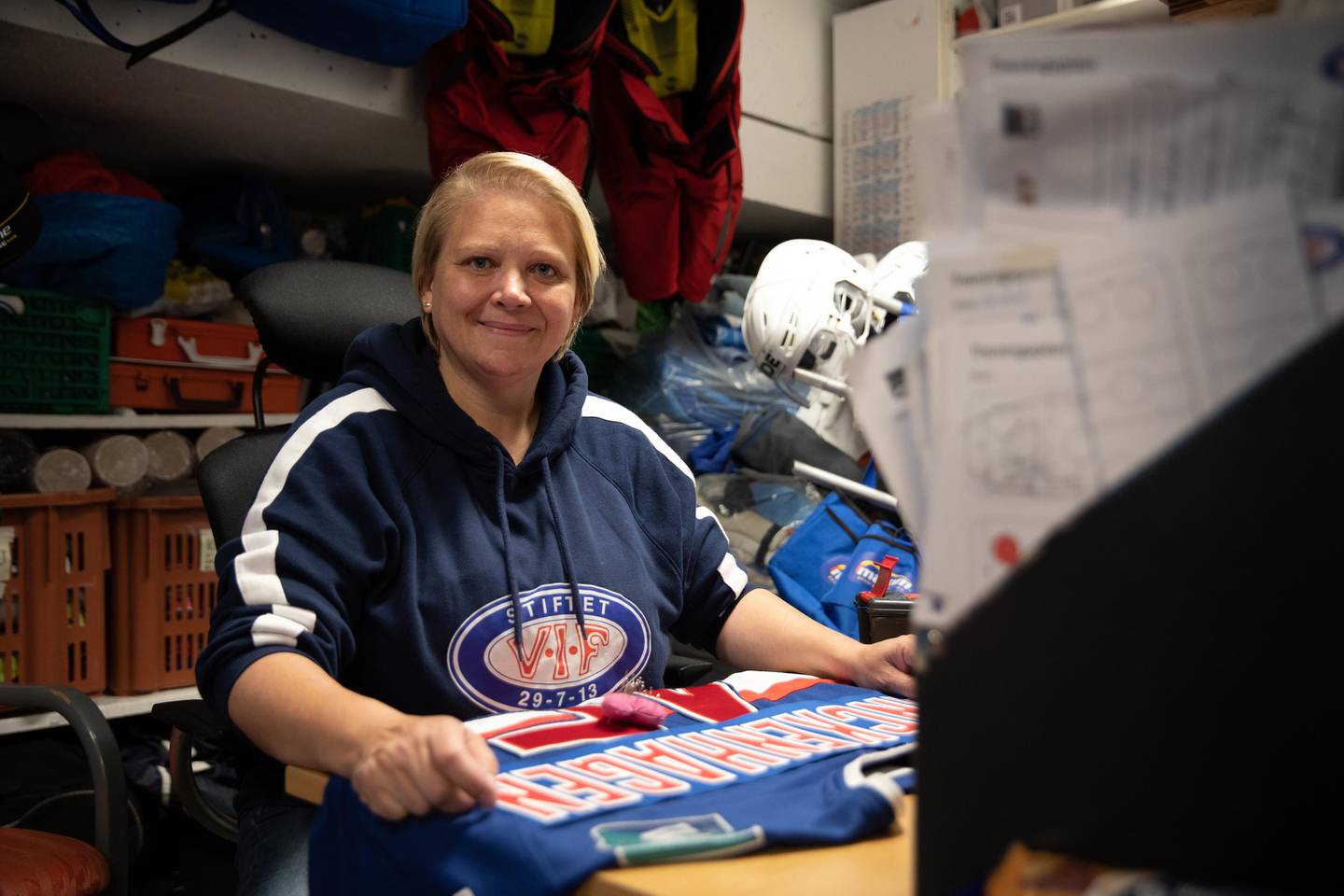 Ellen frivillighetsarbeider for VIF ishockey. Nominert til Tippenpris 2020. Jordal ishall. 2020.

Her jobber hun med å merke klær med navn til de nye spillerne på laget.