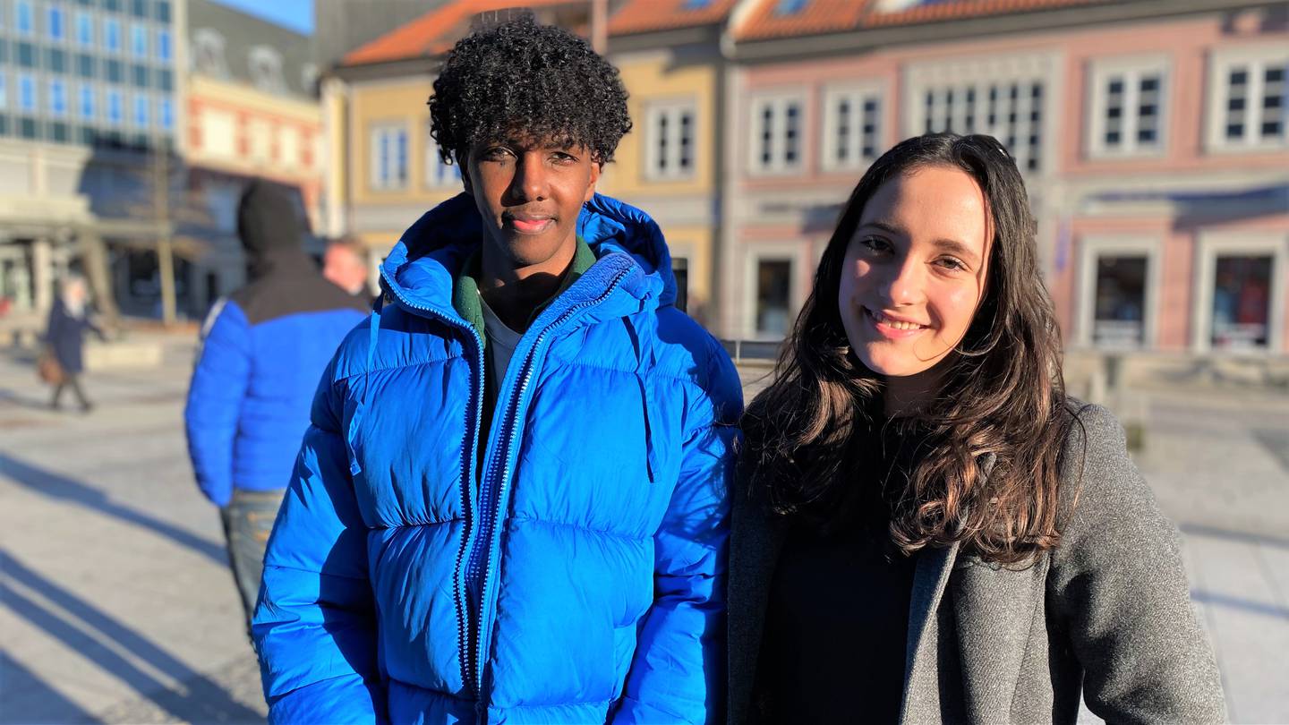 Ismail Jama (Vennskap uten grenser og Tuko Pamoja) og Julie Brox Flodin (leder av Fredrikstad ungdomsråd) under lanseringen av programmet for 17. mai i Fredrikstad 2022.
