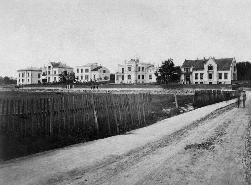 Fra høyre: Uranienborgveien 6 og Inkognito-gata 1-7 cirka 1870.