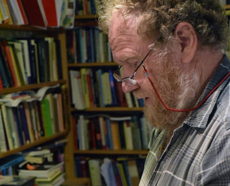 GANDHI-BIBLIOTEK: Jørgen Johansens private samling av 5.000 titler av og om den gamle inderen, hjemme i svenske Nössemark.